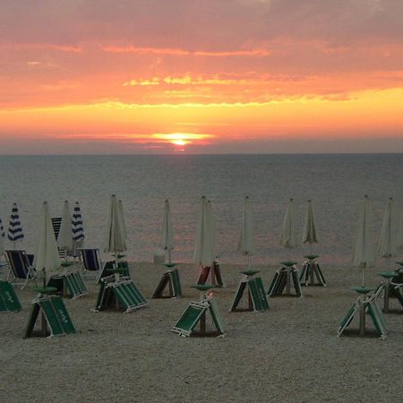 Hotel Chiaraluna Civitanova Marche Esterno foto