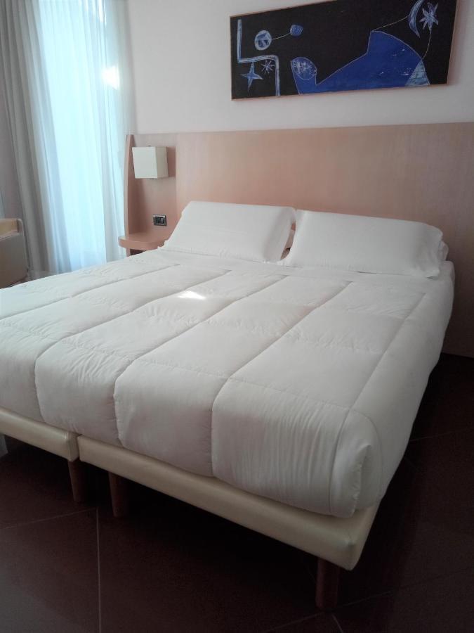 Hotel Chiaraluna Civitanova Marche Esterno foto
