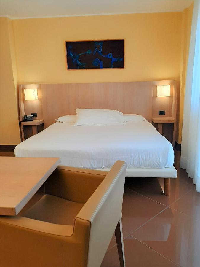 Hotel Chiaraluna Civitanova Marche Esterno foto