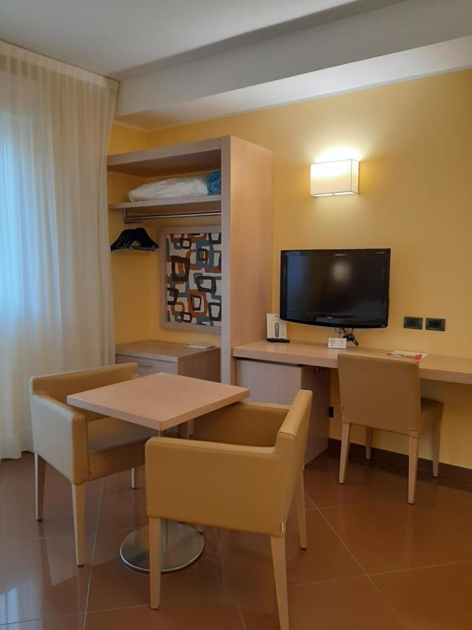 Hotel Chiaraluna Civitanova Marche Esterno foto
