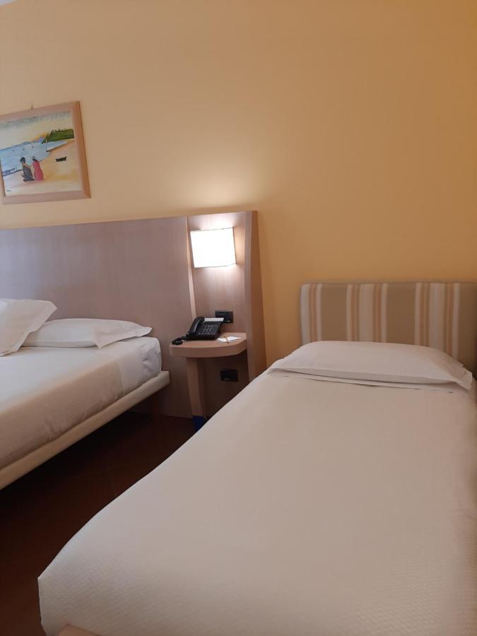 Hotel Chiaraluna Civitanova Marche Esterno foto