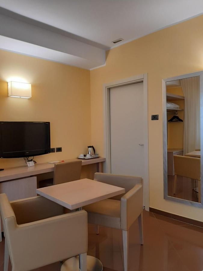 Hotel Chiaraluna Civitanova Marche Esterno foto
