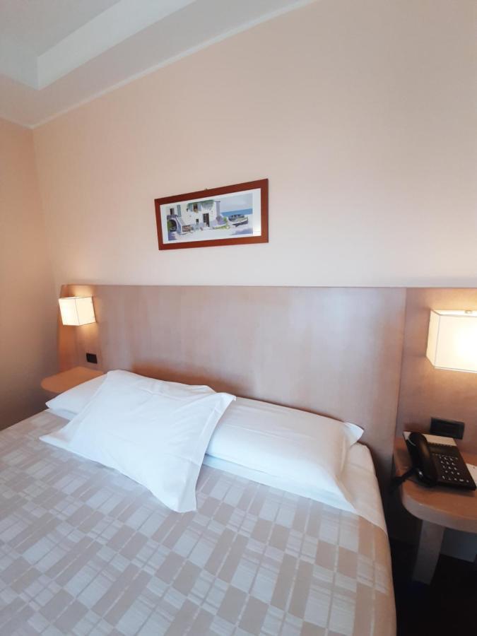Hotel Chiaraluna Civitanova Marche Esterno foto