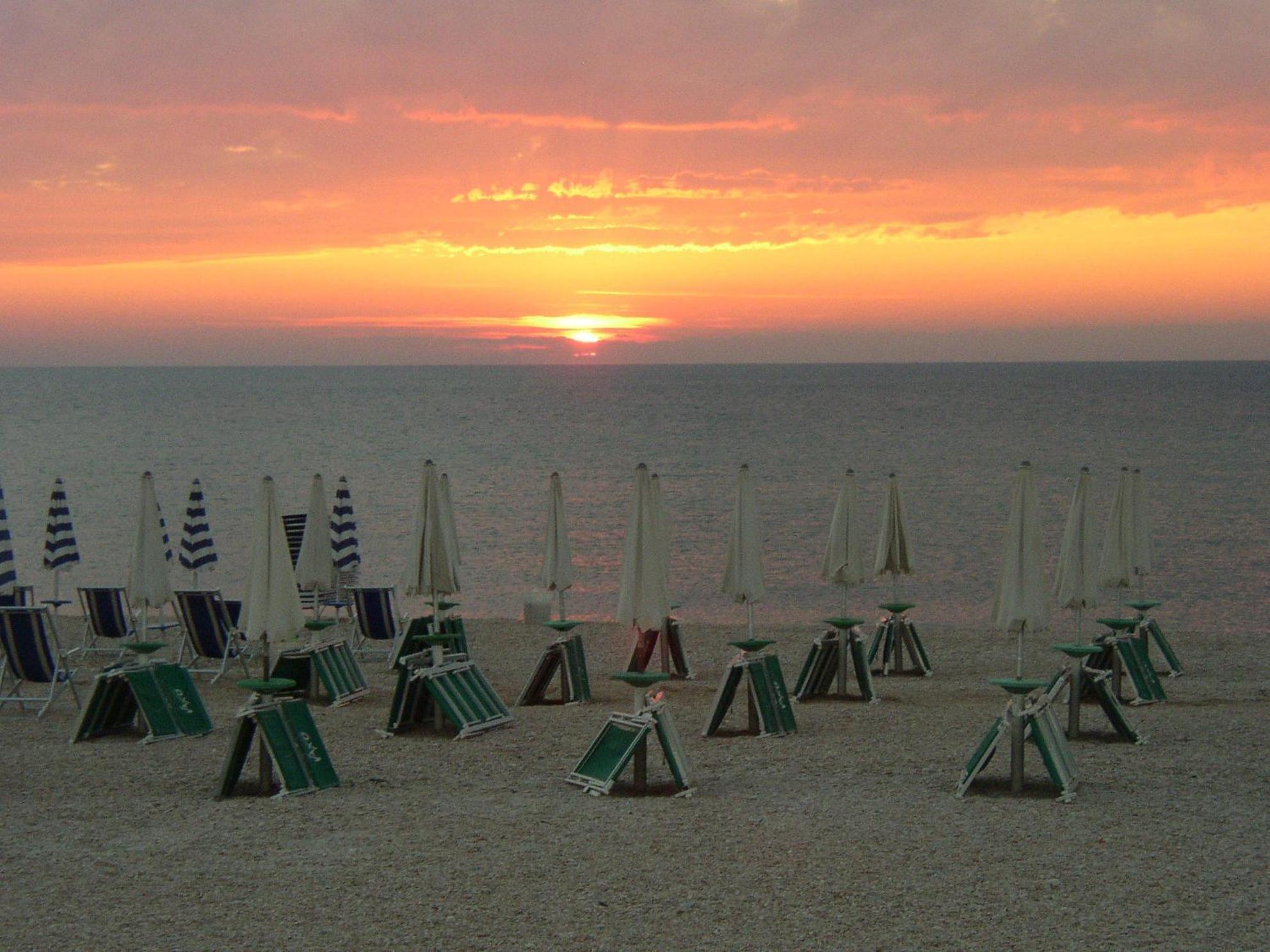 Hotel Chiaraluna Civitanova Marche Esterno foto